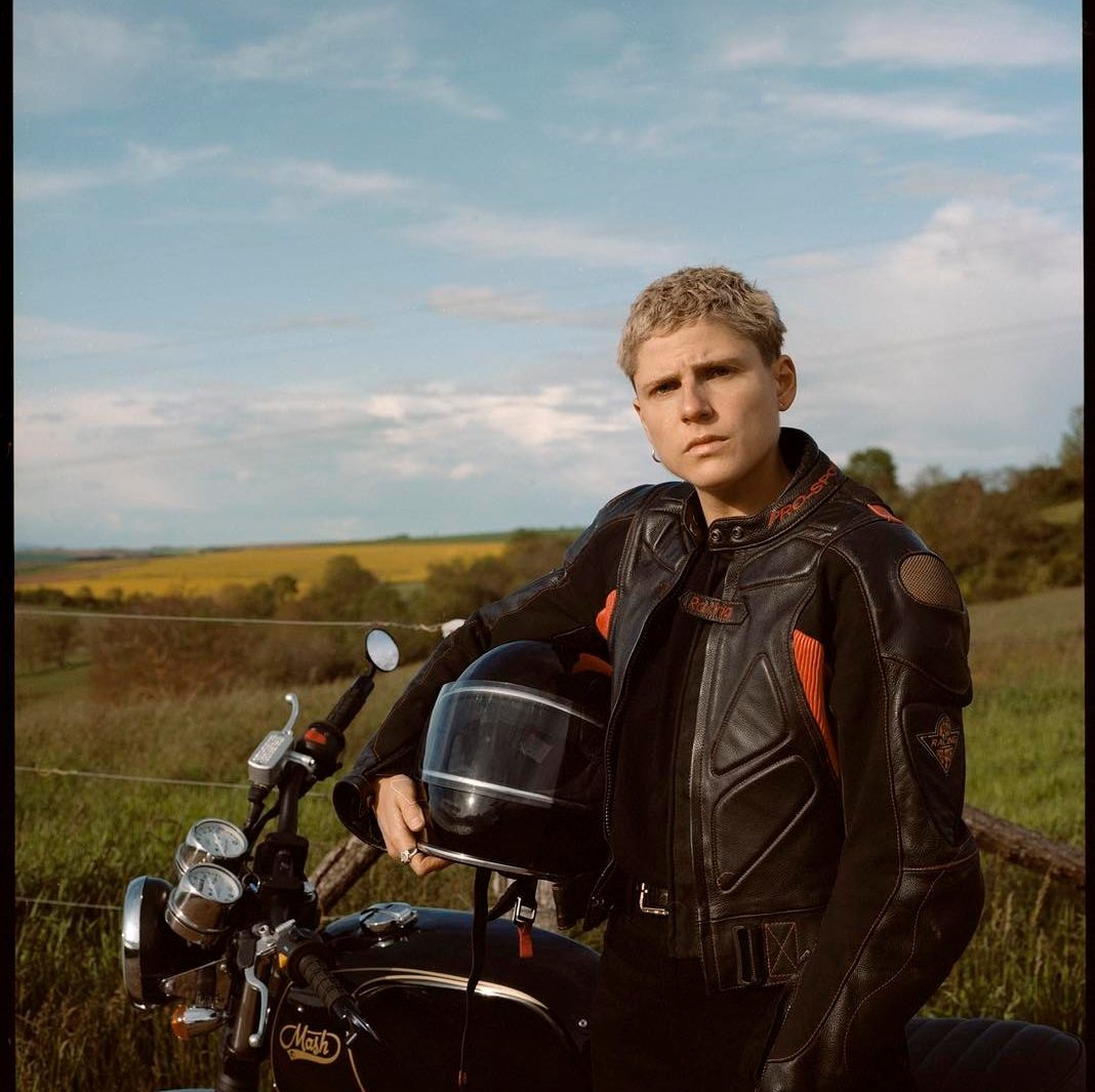 Claire Faravarjoo - Cigarette