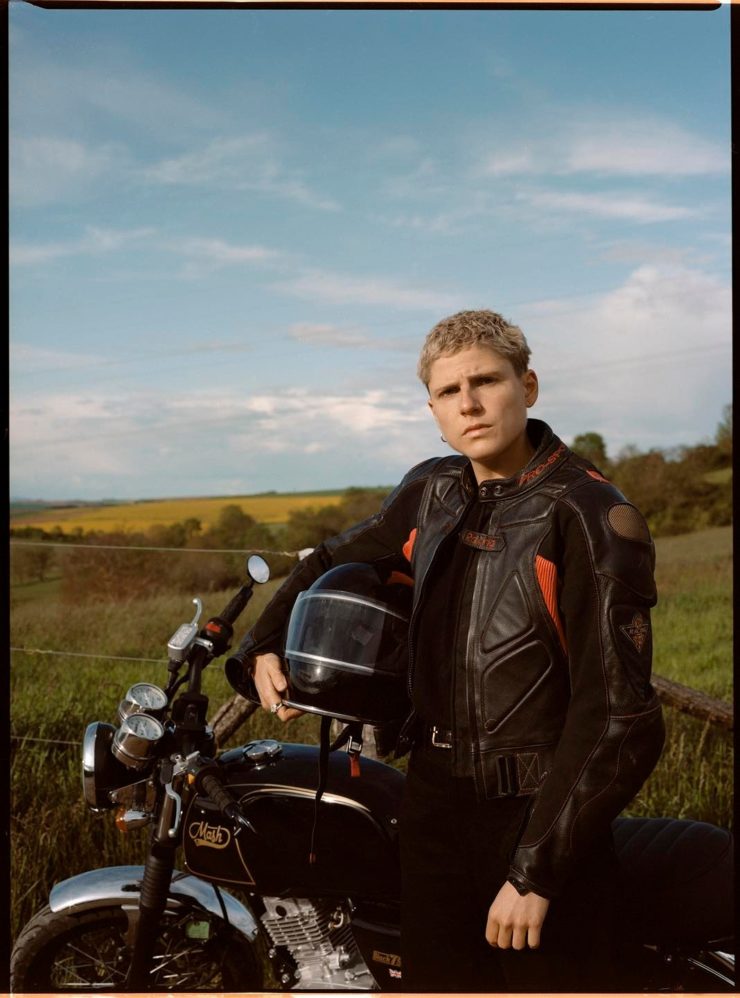 Claire Faravarjoo - Cigarette